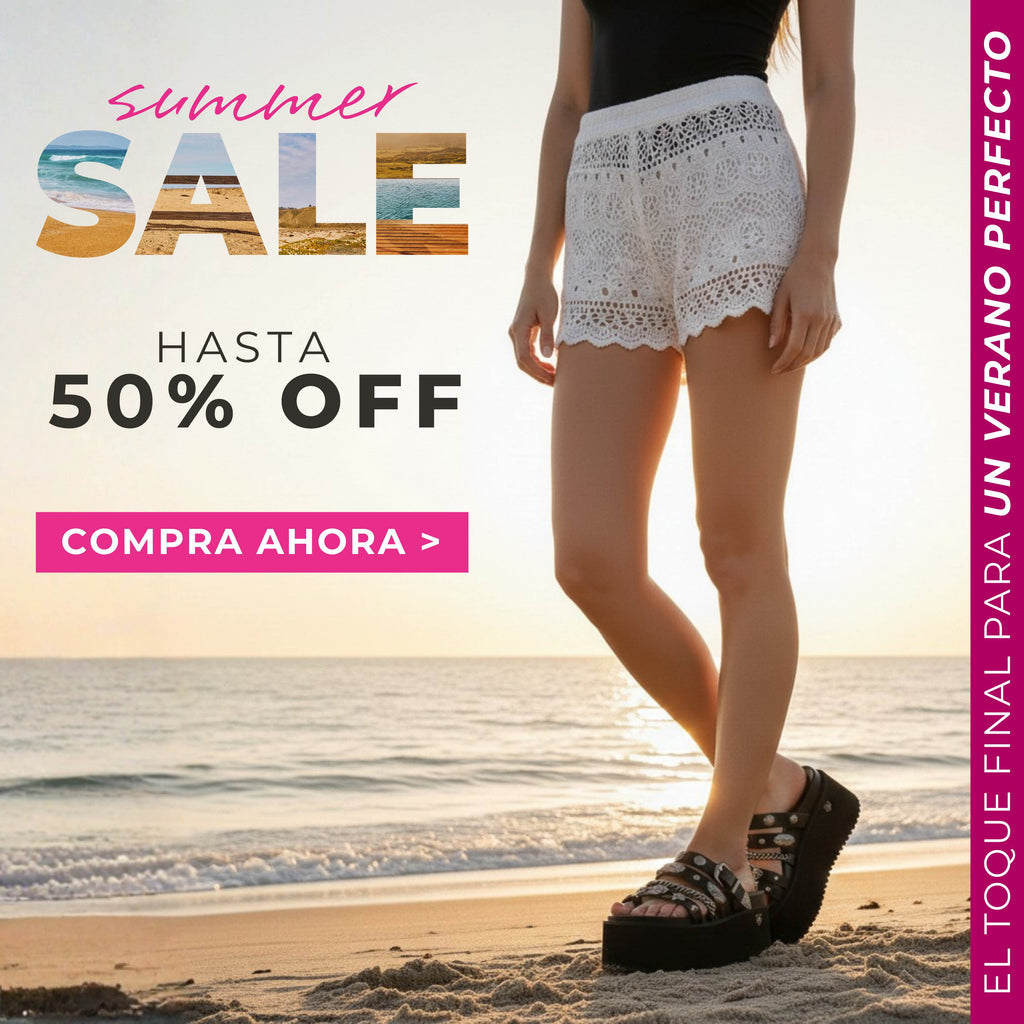 Mujer caminando por la playa con sandalias y shorts de verano durante Summer Sale con hasta 50% de descuento